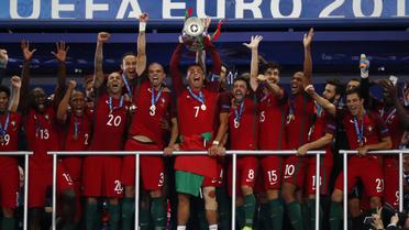 10 липня. Сен Дені, "Стад-де-Франс". нагородження збірної Португалії, яка стала чемпіоном Європи, перемігши команду Франції у додатковий час - 1:0. / © Reuters