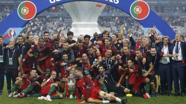 10 липня. Сен Дені, "Стад-де-Франс". нагородження збірної Португалії, яка стала чемпіоном Європи, перемігши команду Франції у додатковий час - 1:0. / © Reuters