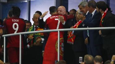 10 липня. Сен Дені, "Стад-де-Франс". нагородження збірної Португалії, яка стала чемпіоном Європи, перемігши команду Франції у додатковий час - 1:0. / © Reuters