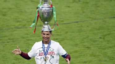 10 липня. Сен Дені, "Стад-де-Франс". нагородження збірної Португалії, яка стала чемпіоном Європи, перемігши команду Франції у додатковий час - 1:0. / © Reuters