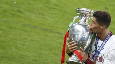 10 липня. Сен Дені, "Стад-де-Франс". нагородження збірної Португалії, яка стала чемпіоном Європи, перемігши команду Франції у додатковий час - 1:0. / © Reuters