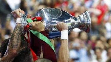 10 липня. Сен Дені, "Стад-де-Франс". нагородження збірної Португалії, яка стала чемпіоном Європи, перемігши команду Франції у додатковий час - 1:0. / © Reuters