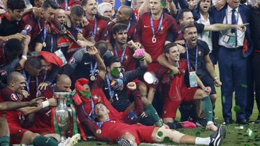 10 липня. Сен Дені, "Стад-де-Франс". нагородження збірної Португалії, яка стала чемпіоном Європи, перемігши команду Франції у додатковий час - 1:0. / © Reuters