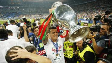 10 липня. Сен Дені, "Стад-де-Франс". нагородження збірної Португалії, яка стала чемпіоном Європи, перемігши команду Франції у додатковий час - 1:0. / © Reuters