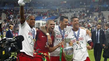 10 липня. Сен Дені, "Стад-де-Франс". нагородження збірної Португалії, яка стала чемпіоном Європи, перемігши команду Франції у додатковий час - 1:0. / © Reuters