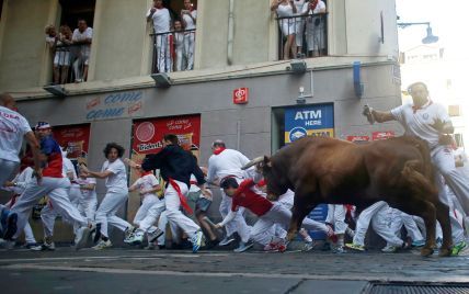 На празднике Сан Фермин в Памплоне бык поднял на рога несколько туристов