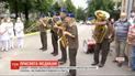 Музыка для медиков: в Днепре и Харькове нацгвардейцы устроили концерты прямо под стенами больниц