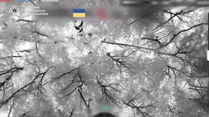 Операторы дронов освободили трех украинских бойцов из плена.