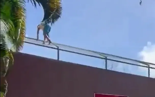 Хлопець переліз огорожу зоопарку / © Соцмережа X