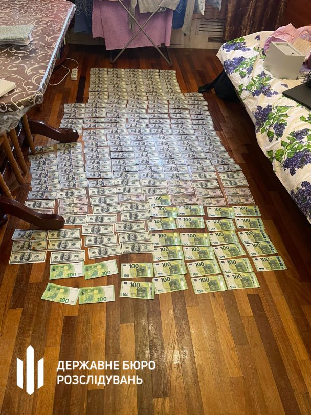 Гроші, які працівники ДБР знайшли у фігурантів справи / ©