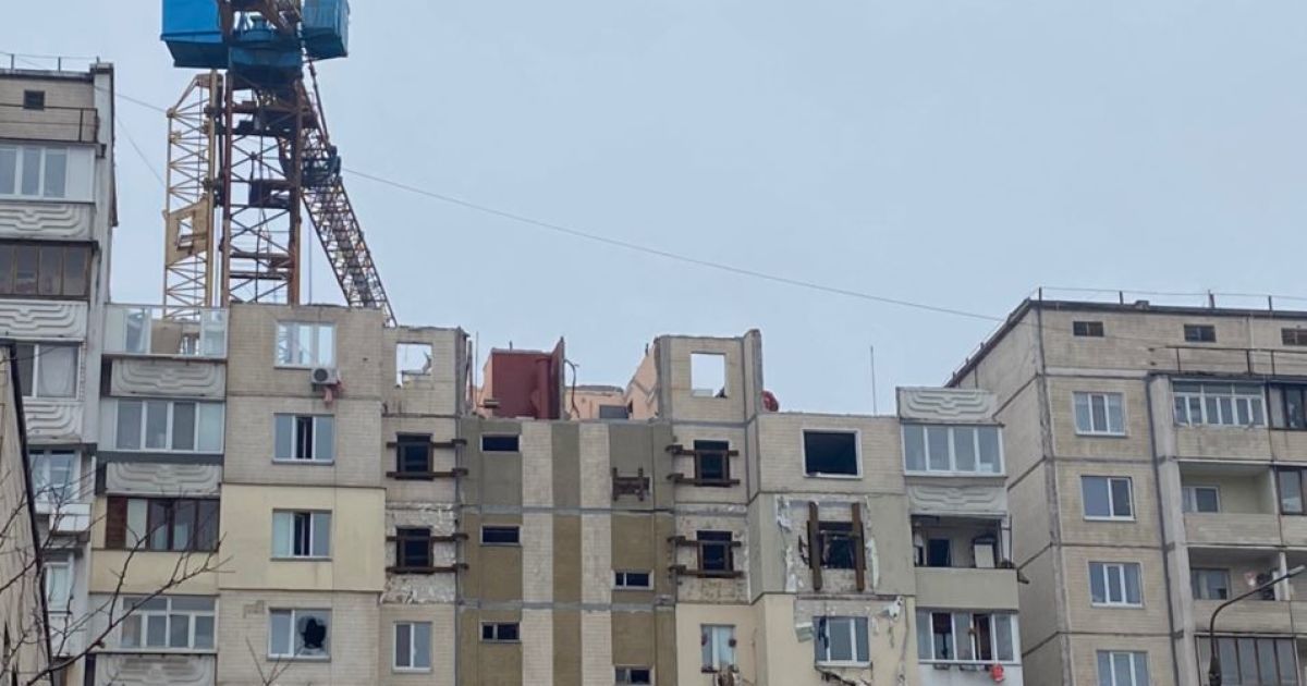 У Києві розбирають зруйновану вибухом багатоповерхівку на Позняках