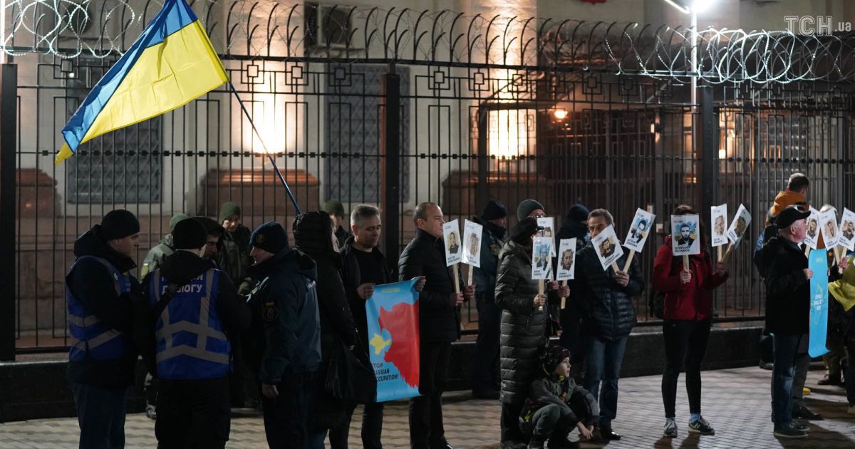 Акція під посольством РФ до дня анексії Криму_8 / © ТСН