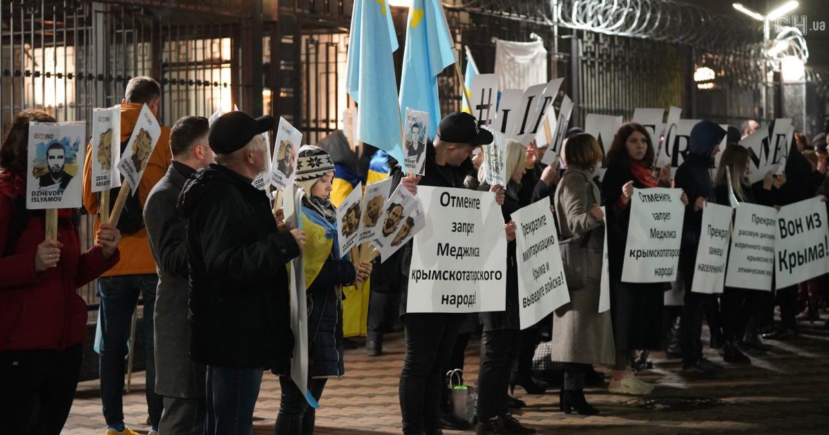 Акція під посольством РФ до дня анексії Криму_5 / © ТСН