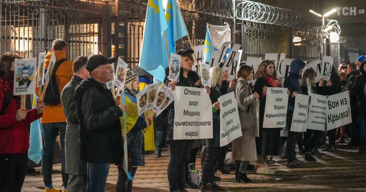 Акція під посольством РФ до дня анексії Криму_6 / © ТСН