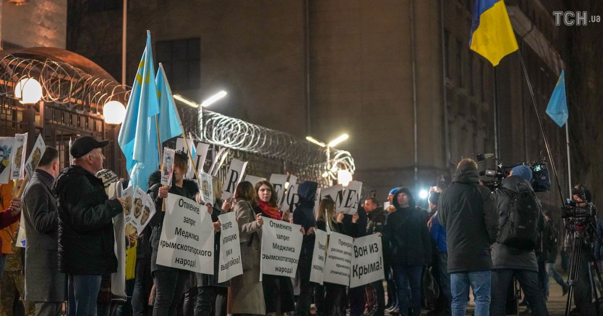 Акція під посольством РФ до дня анексії Криму_7 / © ТСН