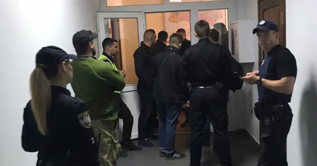 У Києві невідомі вдерлися до будівлі Держгеонадр та захопили кабінет голови служби