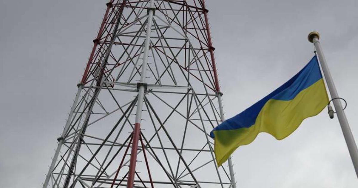 Російські окупанти розкурочують вишки мобільного зв'язку на Херсонщині і тягнуть їх на Донеччину