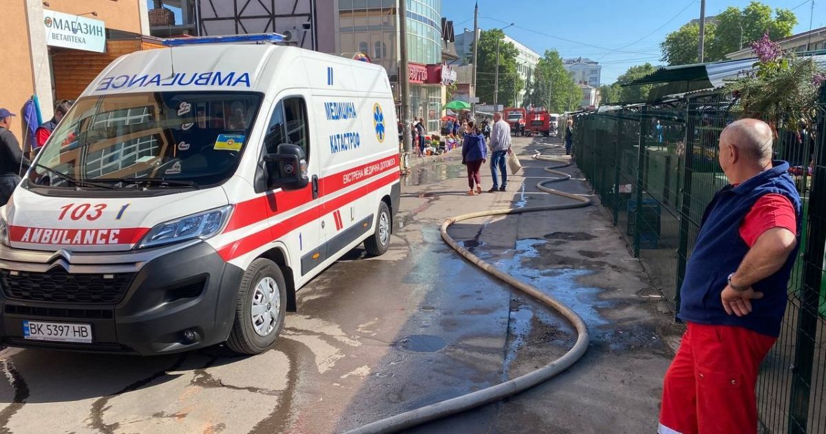 Пожежа на центральному ринку у Рівному, фото / ДСНС