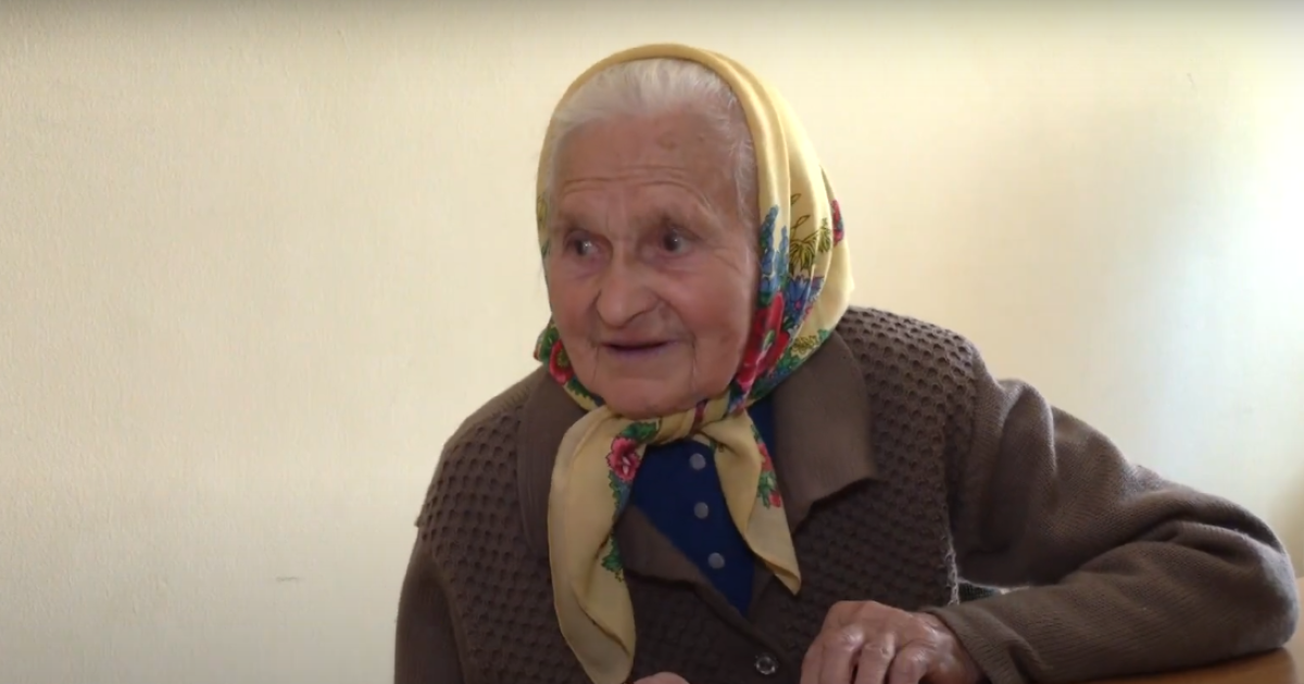 96-летняя Наталья Коспа, получившая загранпаспорт / cкриншот из youtube-канала Суспільне Рівне