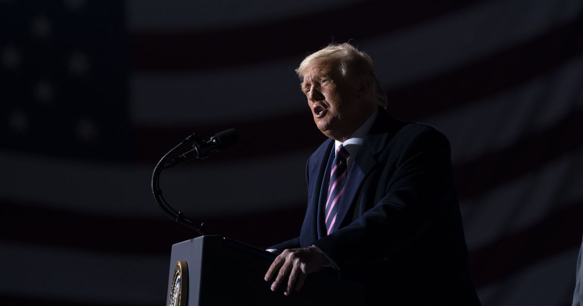 Врач Трампа заявил, что президент США не имеет симптомов коронавируса