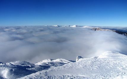 Все засипало снігом, мороз та вітер: у Мережі показали відео з вершини гори у Карпатах