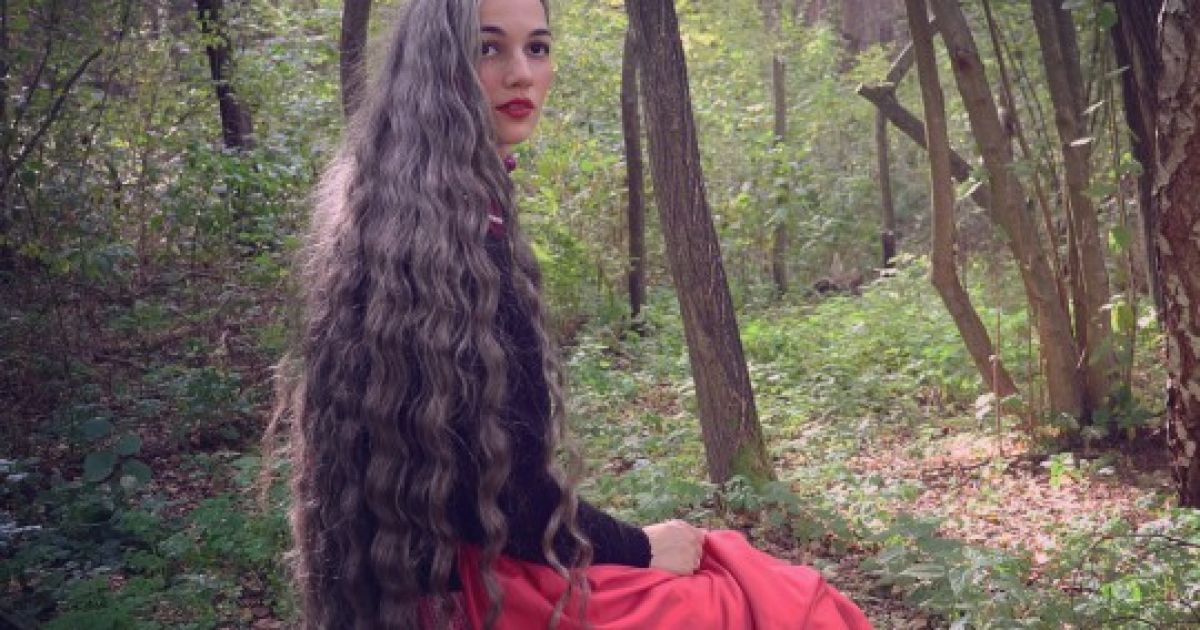 Дівчина-"Рапунцель" розповіла, як посивіла в 13 років і відростила волосся у 1,5 м (фото)