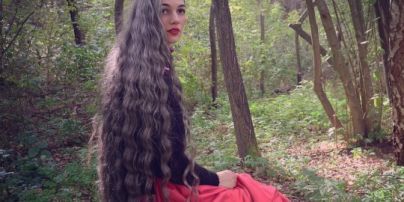 Дівчина-"Рапунцель" розповіла, як посивіла в 13 років і відростила волосся у 1,5 м (фото)