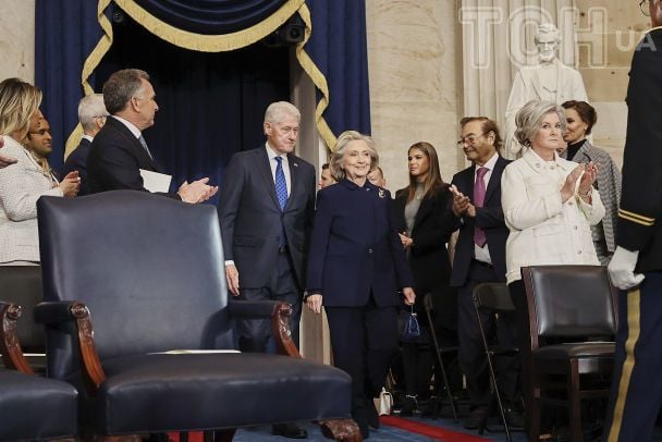 Билл и Хиллари Клинтоны, Фил Раффин и Александра Николаенко / © Associated Press