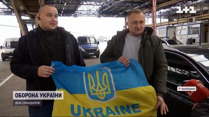 Украинские активисты в Польше не дают пройти дальше грузовикам оккупантов