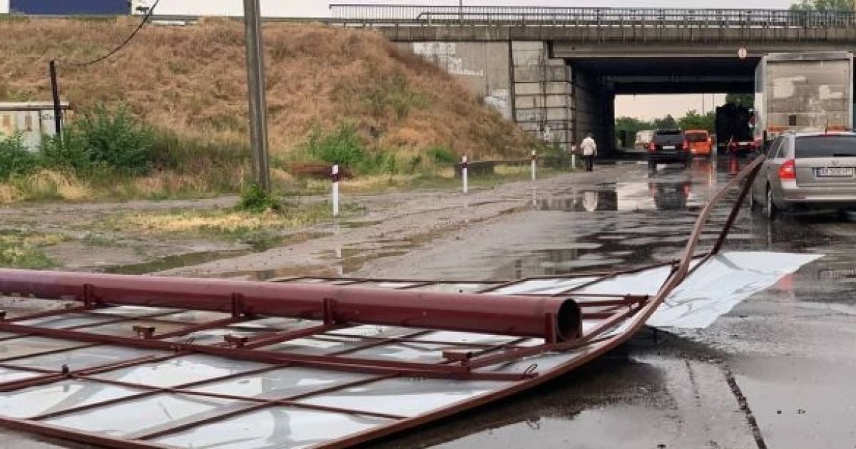 В Киеве из-за непогоды упал рекламный щит: повреждены два автомобиля, есть пострадавший