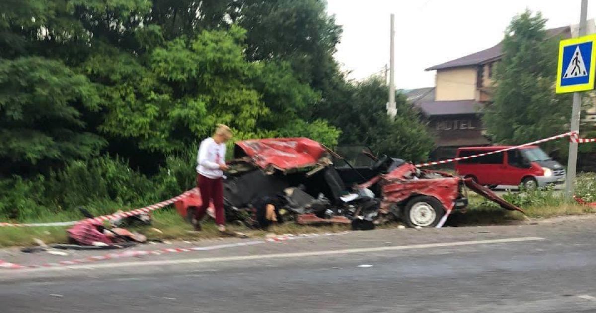 На Львівщині у моторошній ДТП загинуло двоє молодих людей: неповнолітній водій вижив