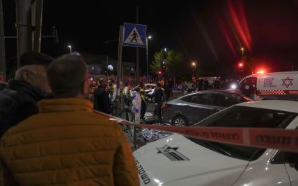 Теракт у синагоги в Иерусалиме унес жизни 7 человек: в арабских районах Израиля устроили празднование