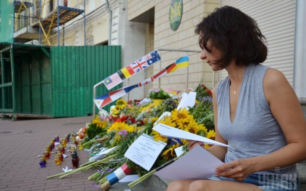 Украинцы вспоминают погибших у посольства Нидерландов. / © УНИАН