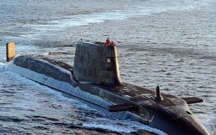 Британський атомний підводний човен зіткнувся з торговельним кораблем біля Гібралтару