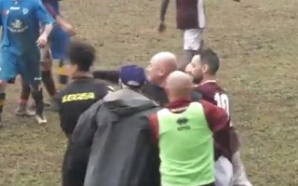 Дикий зашквар в Італії: футбольний тренер вискочив на поле та вдарив арбітра по голові (відео)