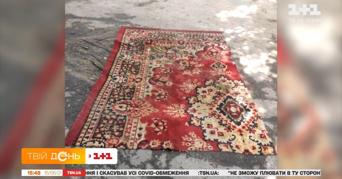 Ноу-хау в ремонте дорог: в Киеве жители залатали дорогу коврами
