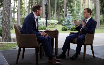 Медведев передает привет пенсионерам. В Сети троллят премьера РФ из-за туфлей за 700 долларов