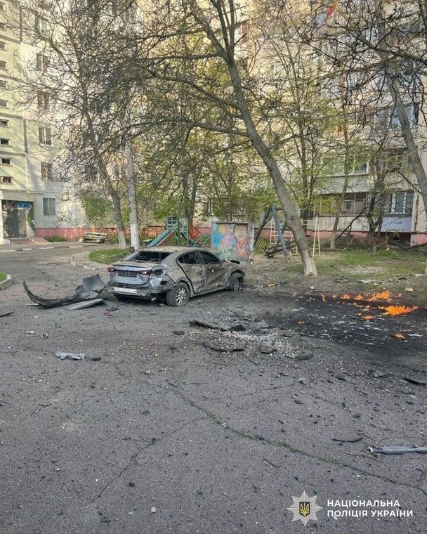 Burnt car in Kherson after the attack, April 16 / © National Police of Ukraine