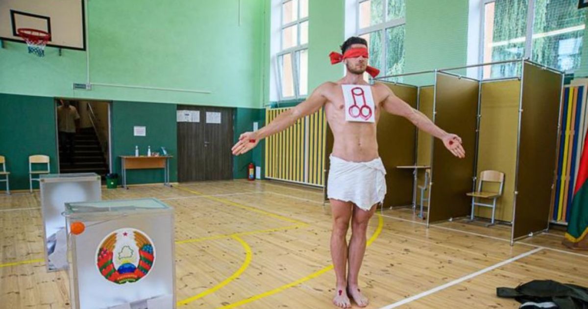 Намалював статевий орган на бюлетені: у Білорусі з сокирою затримали художника