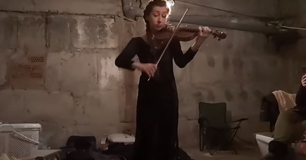 Скрипачка в Харькове глушила музыкой взрывы бомб: видео