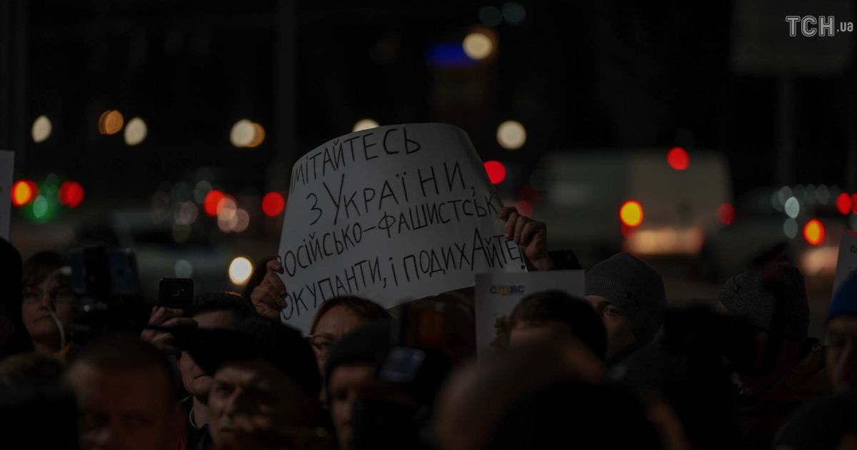 Акція під посольством РФ до дня анексії Криму_9 / © ТСН