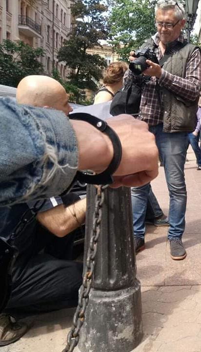 У центрі Києва правозахисники прикували себе кайданками біля будівлі Мін’юсту