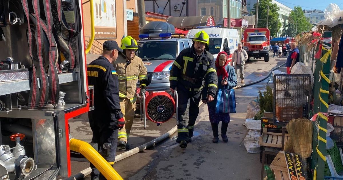Пожежа на центральному ринку у Рівному, фото / ДСНС