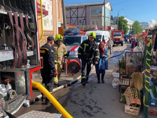 У Рівному під час пожежі на центральному ринку загинули двоє людей: фото, відео