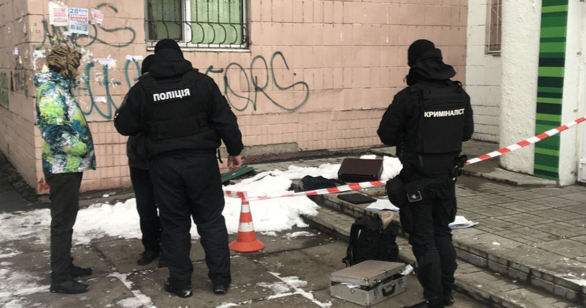В Киеве мужчина ворвался в магазин оружия
