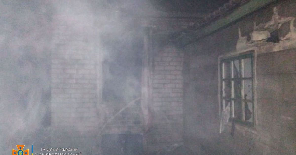 Отруїлися чадним газом: у Дніпропетровській області на пожежі постраждали двоє чоловіків