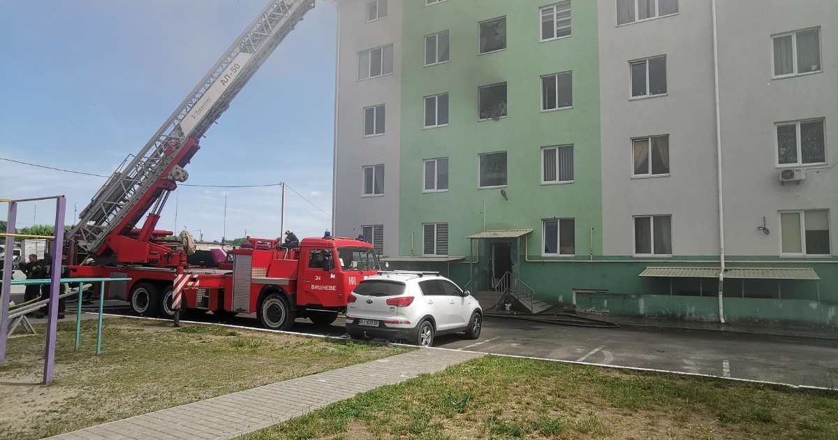 Пожар в пятиэтажке под Киевом мог спровоцировать взрыв гранаты, а распространению огня способствовал утеплитель