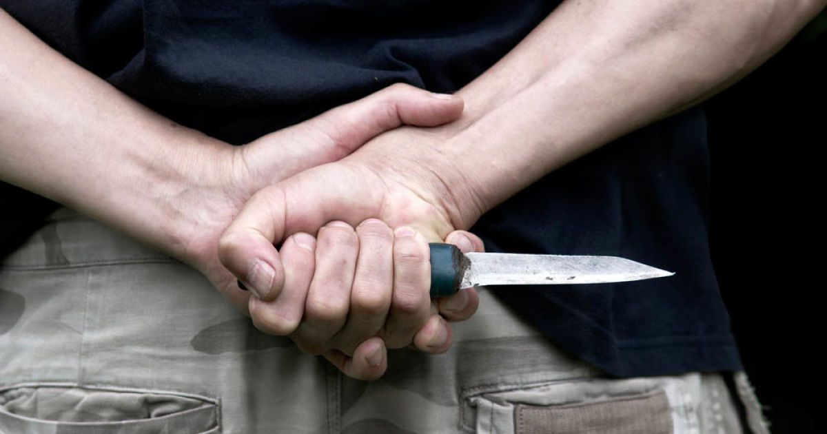 У Києві від ревнощів чоловік штрикнув ножем нареченого своєї екскоханої