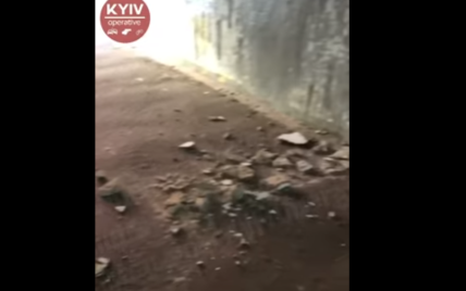 В Киеве с потолка подземного перехода возле станции метро "Героев Днепра" падают камни: видео