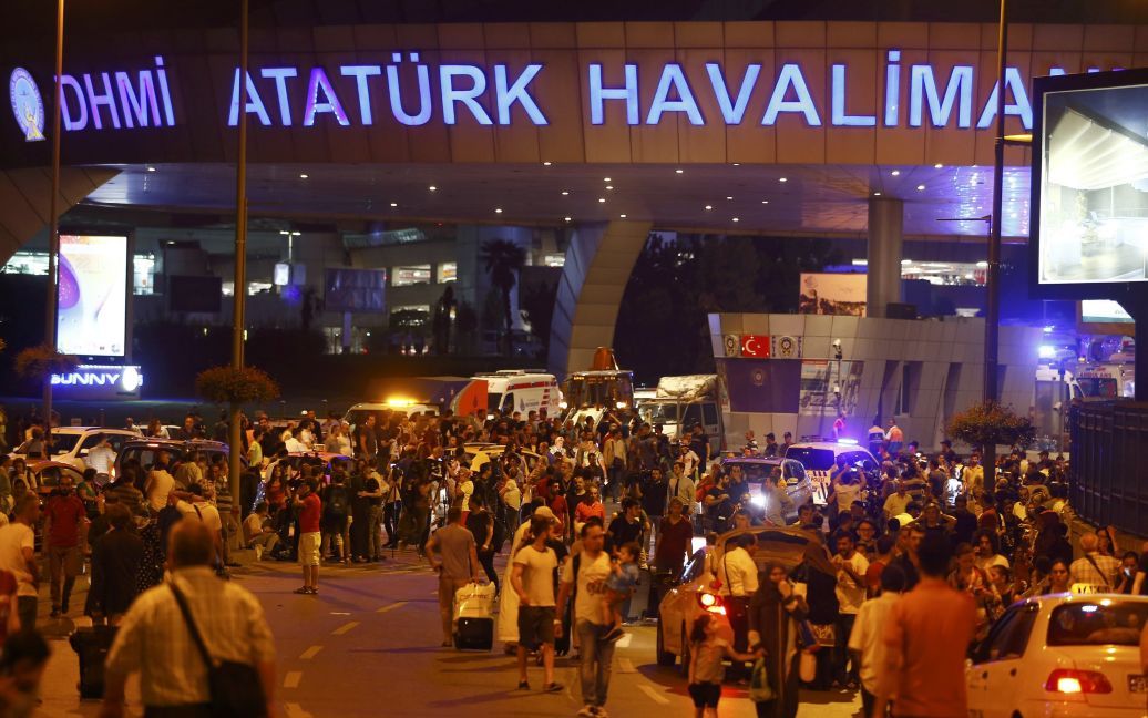 Пасажири залишають аеропорт після вибухів. / © Reuters